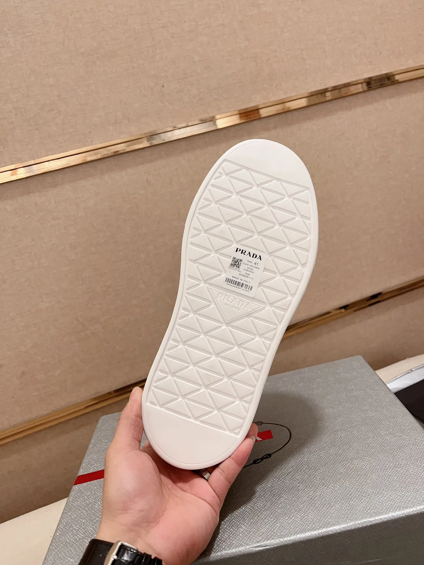 Men's shoes 💰 580💰 ✔️✔️✔️Higher version High-quality new PRADA (Prada) counters are launched simultaneously. The new men's shoes and 😘 fabrics are made of high-tech glue-spraying technology. Lining: Full cowhide lining. 👍🏿 High-end ☄️ air-cushion molded anti-slip rubber outsole, exquisite lines, simple and elegant, comfortable and high-end for leisure travel. Code number: 38 to 44 (45 can be customized and cannot be returned or exchanged)